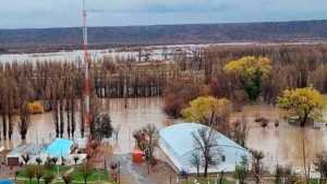 Crecida del río Neuquén: analizan si se canaliza el agua excedente por el viejo cauce, en Loma de la Lata