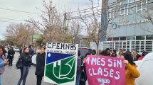 Imagen de Dos escuelas secundarias de Plaza Huincul hace un mes que no tienen clases y protestaron en la justicia