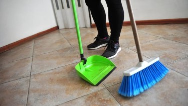 Las empleadas domésticas que cobren su salario mensual, podés recibir el último tramo de aumento en julio.-