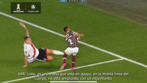 Qué dijeron los audios del VAR sobre la mano de González Pirez contra Fluminense