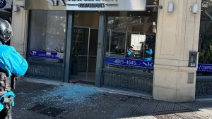 Insólito: una señora fue a la inmobiliaria del presidente de Vélez a pedir explicaciones y rompió la puerta