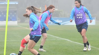 Estefanía Banini ya se entrena junto a sus compañeras en el predio AFA.