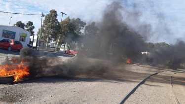 Los ex trabajadores iniciaron un acampe, a modo de protesta, en el muelle de San Antonio Oeste