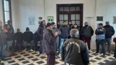 Los trabajadores se concentraron en el municipio, y pidieron  el respaldo del intendente Adrián Casadei (JSRN). Ahora, realizan un acampe frente al lugar