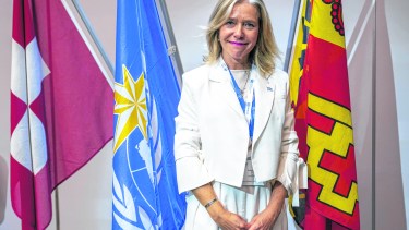 La argentina Celeste Saulo posa para una fotografía tras ser elegida secretaria general de la Organización Mundial de Meteorología, en Ginebra, Suiza, el 1 de junio de 2023. (Martial Trezzini/Keystone vía AP)