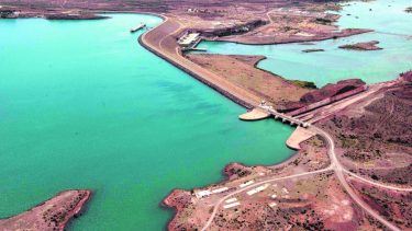 El Chocón es la obra con el embalse más grande de la región.