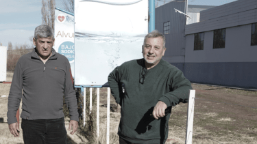 Jorge Hernalz y Juan Mercado, dos de los propietarios de la embotelladora del agua mineral natural de manantial ubicada en la precordillera neuquina. (Foto/Osvaldo Álvarez)