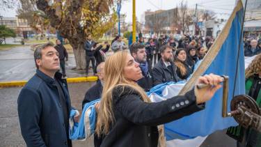 Martín Soria, con más presencia pública en la provincia. Ayer acompañó a su hermana María Emilia en el acto por el Día de la Bandera en Roca.