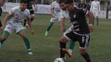 Argüello se adueñó del mediocampo de Cipolletti desde su llegada. (Foto: Oscar Livera)