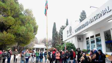 Mapuches izaron la bandera, Wenufoye, en la Universidad del Comahue, por el comienzo de otro del Wiñoy Xipantu. Foto: Matías Subat. 