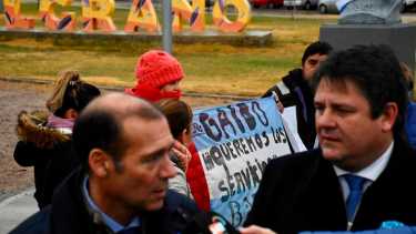 Durante el Día de la Bandera, los vecinos de La Familia habían aprovechado el acto de Gaido y Gutiérrez para reclamar servicios. (Foto archivo Matías Subat).-
