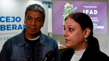 Jesús Escobar, candidato a presidente por Libres del Sur, anunció que Mercedes Lamarca fue designada directora del Instituto de investigación social, económica y de política ciudadana (ISEPCI) regional Neuquén. Foto: Matías Subat.