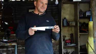 El ribereño que se gana la vida con el filo de los cuchillos