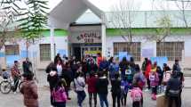 Imagen de Por inseguridad, abrazaron y tomaron una escuela primaria de Roca