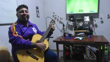Estudia en el IUPA, se entrena en E-Sports y es el campeón regional