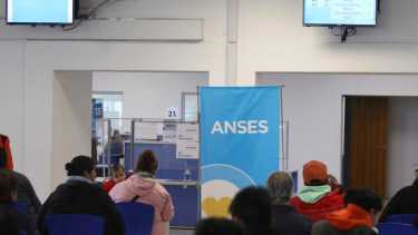 Solo atienden casos urgentes en las oficinas de Anses en Río Negro. Foto: Juan Thomes 