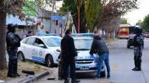 Imagen de Atraparon a dos hombres que estaban robando la puerta de una casa, en Roca
