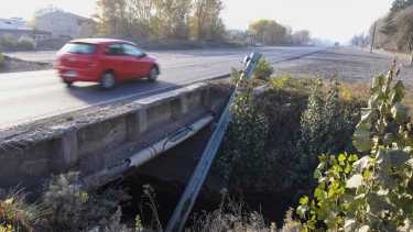 El puente Palmieri, en la intersección de Ruta 22 con Damas Patricias, en Roca. El municipio presentó proyectos, pero no obtiene respuestas ágiles. (Foto: Juan Thomes)