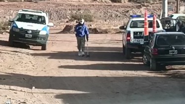La policía siguió investigando este lunes el crimen del yerno y del suegro en Rincón de los Sauces. (Captura).-