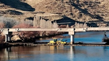Se ha concluido el montaje y alineamiento de las últimas cinco vigas principales, indicaron desde el Gobierno. (Foto Neuquén Informa).-