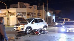 Un motociclista colisionó con una camioneta en Roca