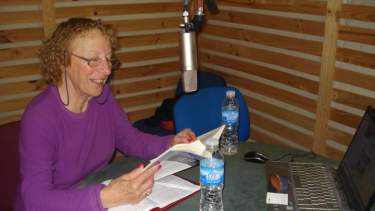 Cecilia Boggio, en el estudio de Antena Libre, haciendo el programa “Me queda la palabra”. (Foto: gentileza Jesús Nori)