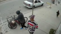 Imagen de Dos hombres robaron una bicicleta a plena luz del día en Cipolletti: estaban con un niño