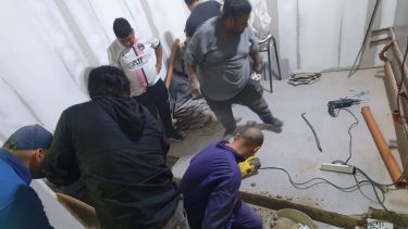 Los estudiantes de plomeria trabajando en el aula de peluquería. Foto Mariana Piambiani