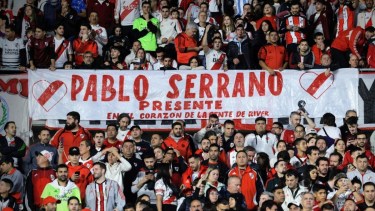 Una de las banderas en memoria de Serrano, ubicada en la tribuna desde donde cayó. Foto: El Gráfico. 