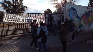 Autoconvocadas en los portones del Ministerio de Desarrollo Social y Trabajo (gentileza)