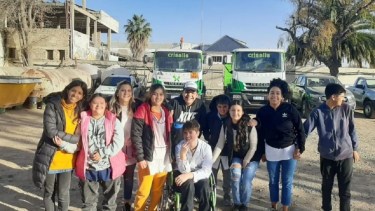Estudiantes de la Escuela Especial N°24 de Cipolletti están realizando una campaña de reciclaje e invitan a los vecinos a colaborar. Foto: Gentileza.