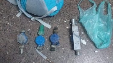 El sospechoso tenía un cuchillo con el cortó las conexiones. Foto gentileza