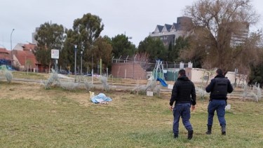 La persona estaba recostada en medio del parque Jaime de Nevares. (Gentileza).-