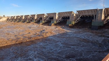 Este invierno así llegaba el río Neuquén al complejo Cerros Colorados.