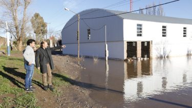 El gobernador Omar Gutiérrez recorre Sauzal Bonito tras la inundación. Foto: gentileza gobierno.