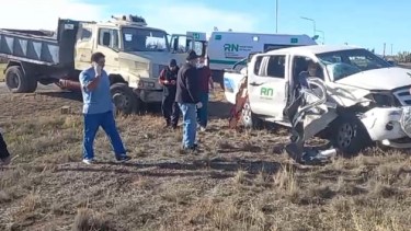 El accidente entre la camioneta de Vialidad Rionegrina y un camión se produjo en la rotonda de General Conesa. Gentileza: Conesa Informa Hoy.