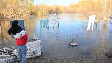 La crecida del río llegó al barrio Costa Norte de Cipolletti. Foto: Florencia Salto.