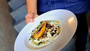 Así trabaja el chef de «El Marino Amarrado», en Pehuenia: su comida abraza, confían