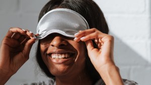 “Es como cerrar las cortinas de la mente”: por qué es mejor dormir con antifaz aunque estés a oscuras