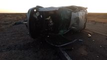 Imagen de Partieron de Neuquén, uno murió y el otro está herido: qué se sabe del vuelco sobre Ruta 152