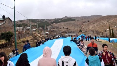 Andacollo lució la bandera nacional más extensa de Neuquén: 345 metros de celeste y blanca. Foto: Nicolás Fuentes