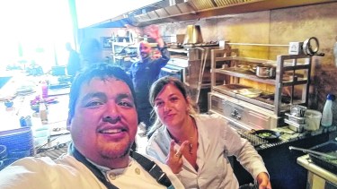 Heber estudió en la Escuela Integral Gastronómica Celia, de Córdoba. Hoy trabaja con su novia.