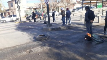 Corte total en el Metrobus de Neuquén: vecinos del oeste exigen obras de gas. Foto: Gentileza