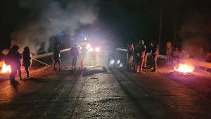 Vecinos de Vista Alegre cortaron el puente Centenario Cinco Saltos: pedían la restitución de la luz