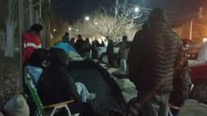 Oferta laboral: ya hay acampe en Educación para cubrir puestos de porteros en Neuquén