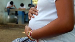 ¿Cómo afecta el DNU de Javier Milei a personas gestantes despedidas durante su licencia?
