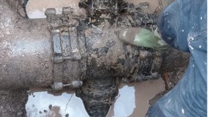 Se rompió un acueducto y afecta a ocho barrios de Neuquén