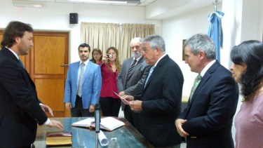 Ignacio Pombo, a la izquierda, el día que juró como defensor público (Gentileza)