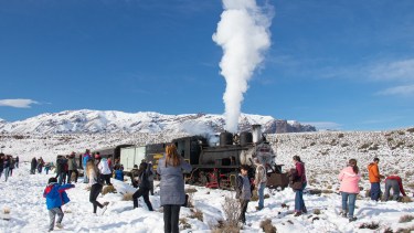 Así de lindo es viajar en La Trochita abriéndose paso en la nieve