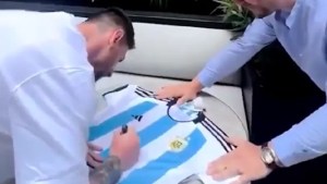 Lionel Messi firmó una camiseta de la Selección y le agregó un particular detalle viral